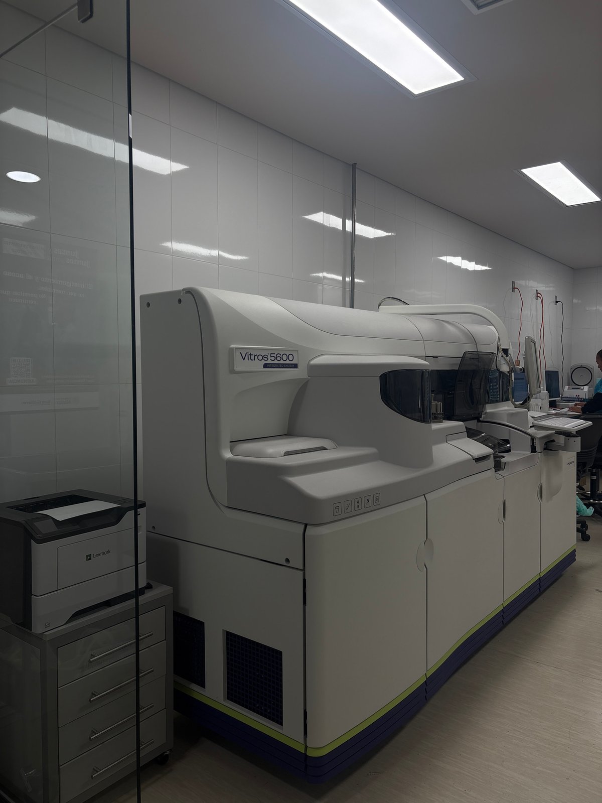 Medical analyzer equipment spotted in Puebla laboratory