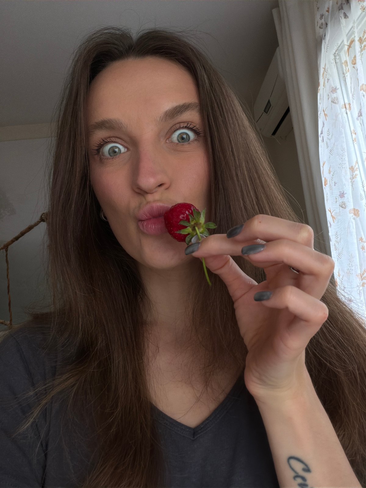 Women share strawberry moments, selfies in Budva