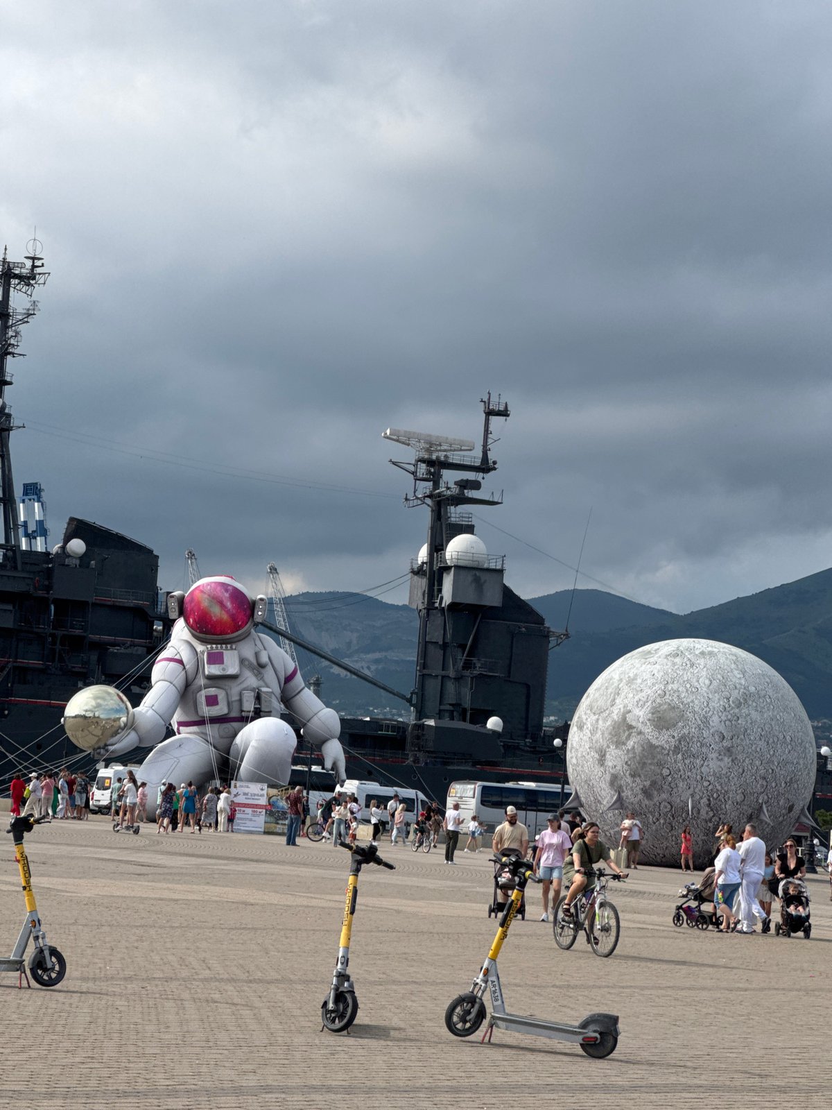 Weekend waterfront activities documented in Novorossiysk embankment area
