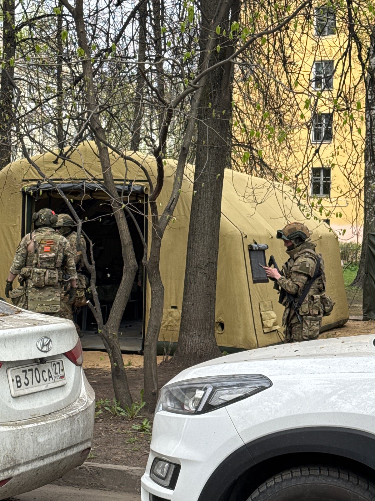 Military presence and restaurant scene documented in Saint Petersburg
