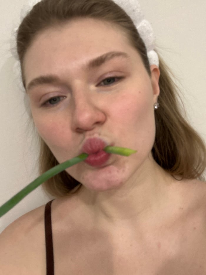 Woman documents evening beauty routine in Kazan bathroom