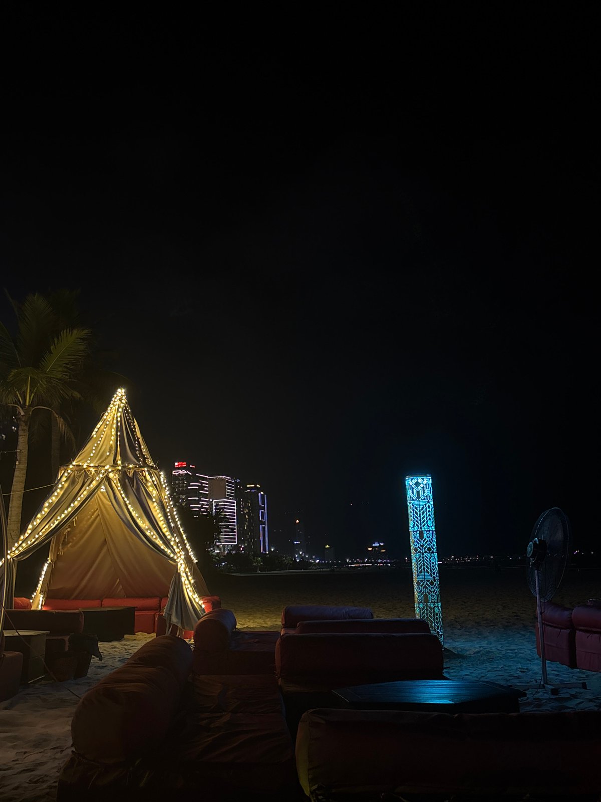 Beachside MALIBU lounge documented during evening in Đà Nẵng