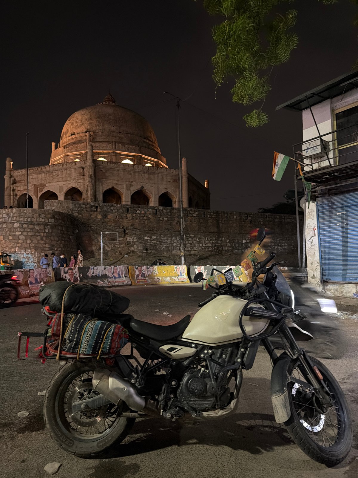 Delhi by night: Qutub Minar, stepwells, and street markets