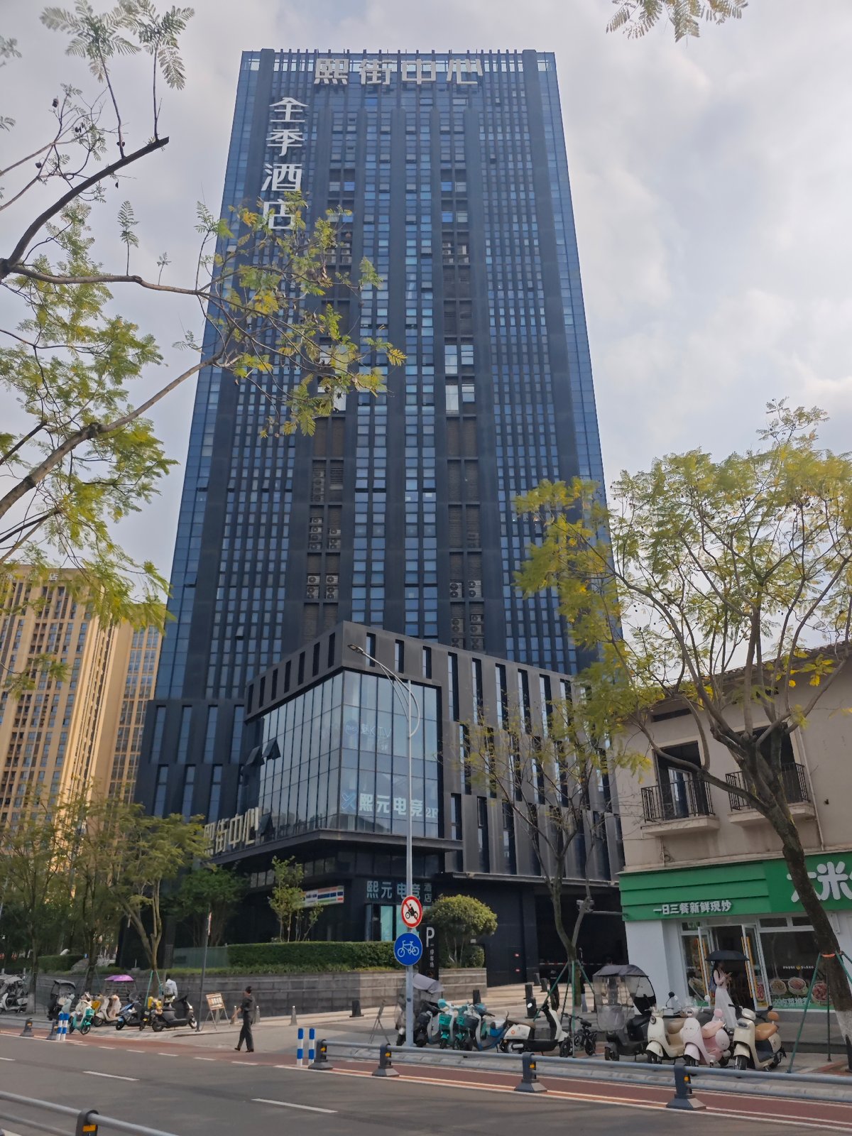 Morning street life documented in Chongqing High-tech Zone