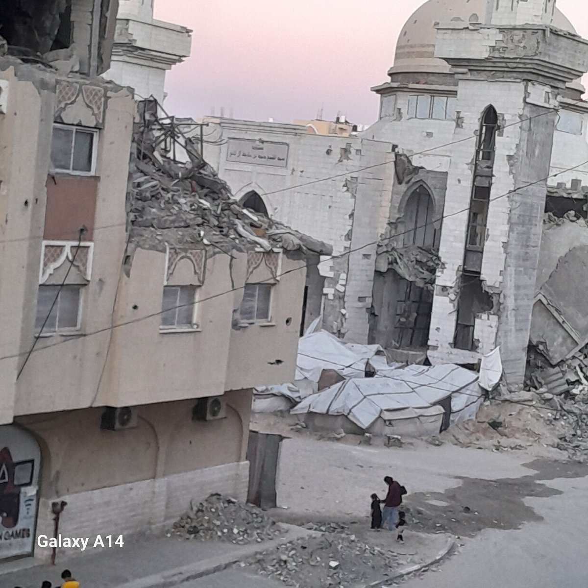 Daily life documented in Khan Yunis amid mixed infrastructure