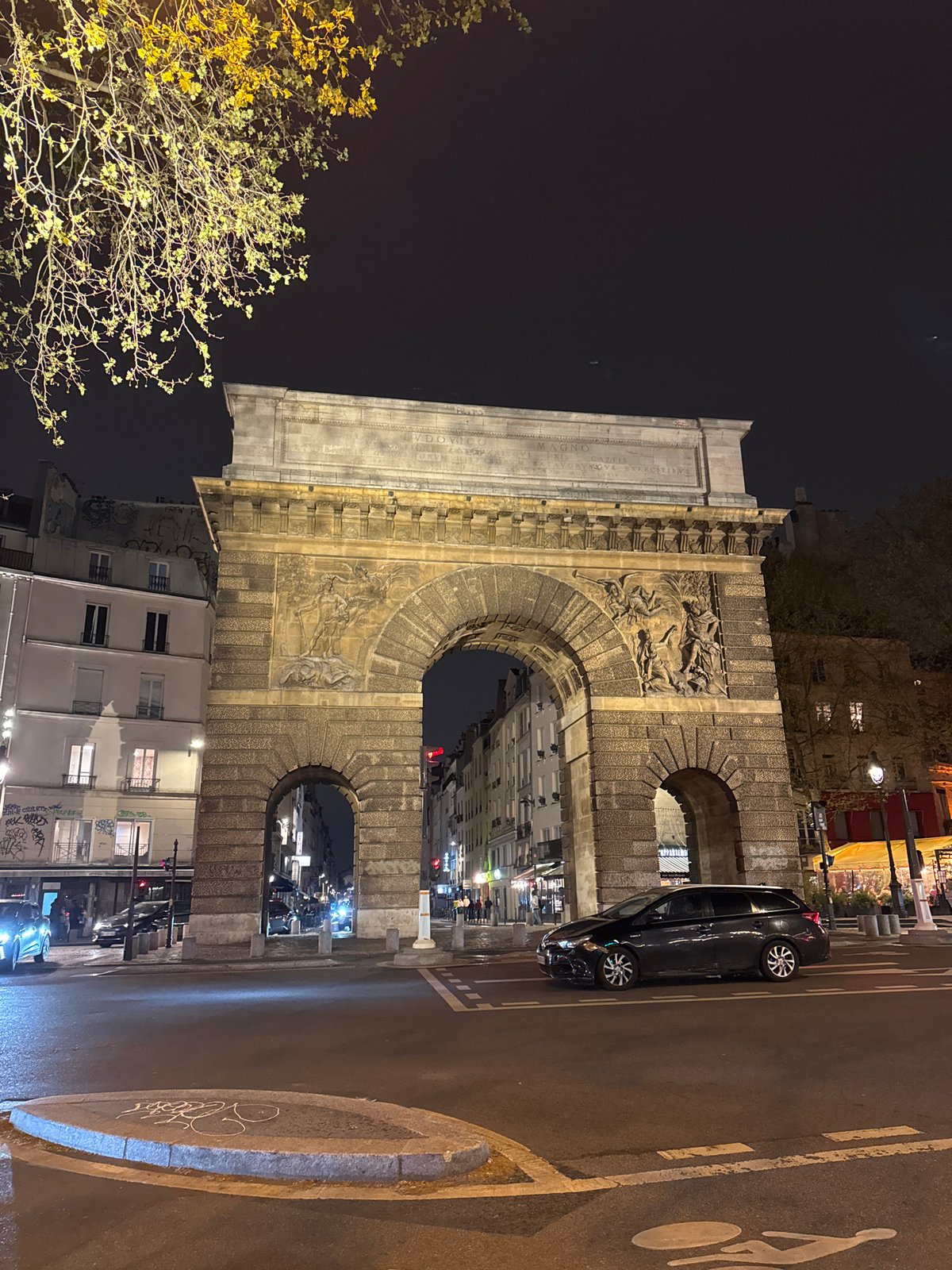 Porte Saint-Denis triumphal arch photographed at night in Paris