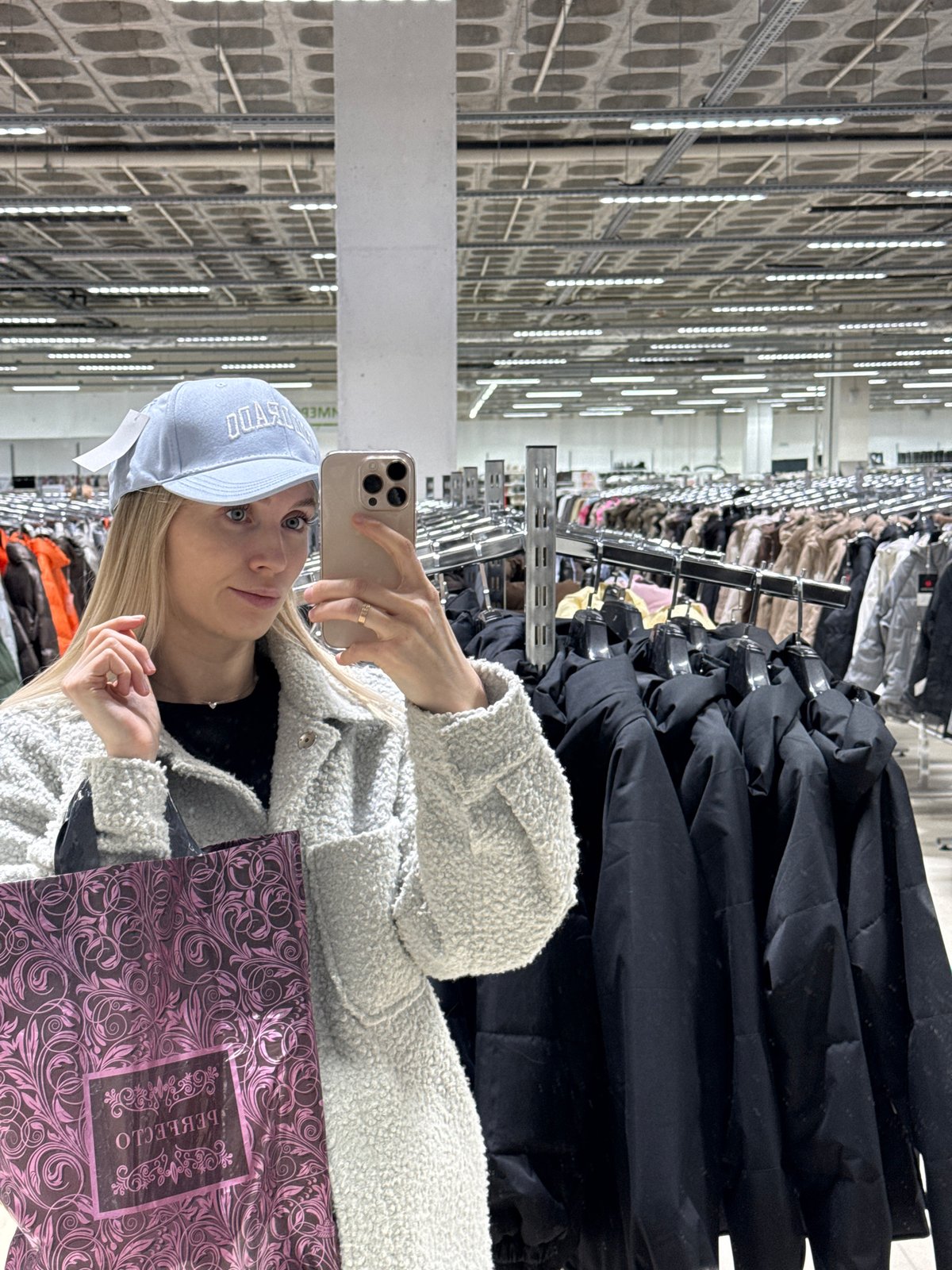 Woman Takes Multiple Shopping Mall Selfies in Izhevsk