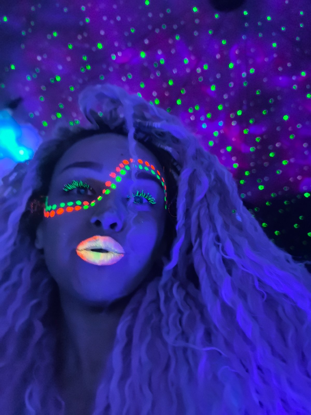 Person photographed under blacklight at Noviy Russia event