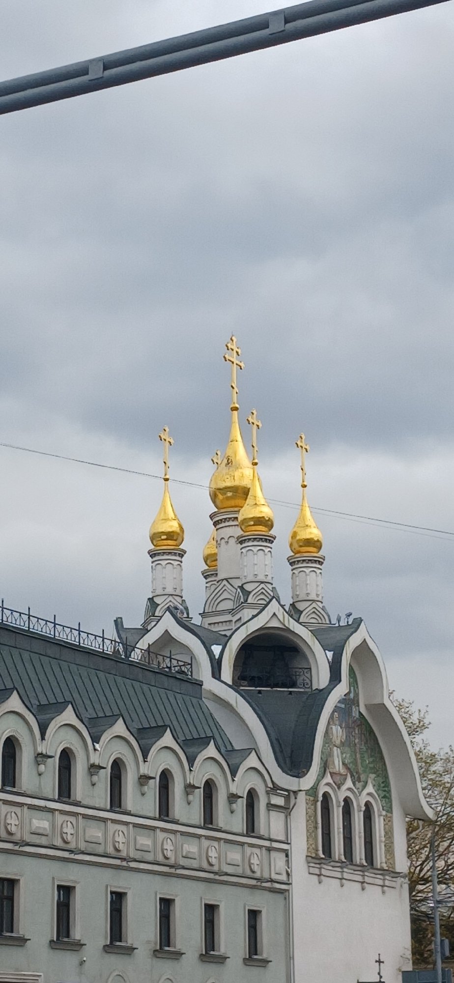 Moscow witnesses document traditional and modern architecture contrast