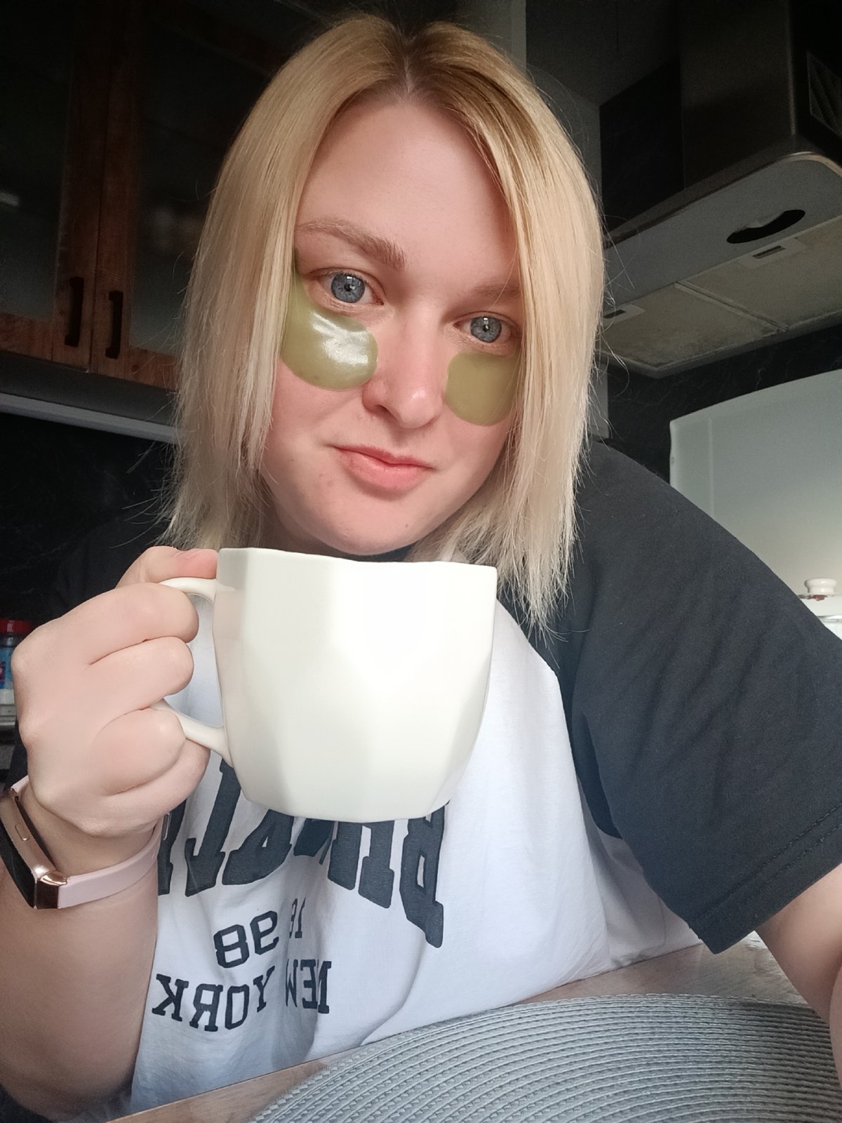 Woman documents skincare routine with selfies in Chaikovsky, Russia
