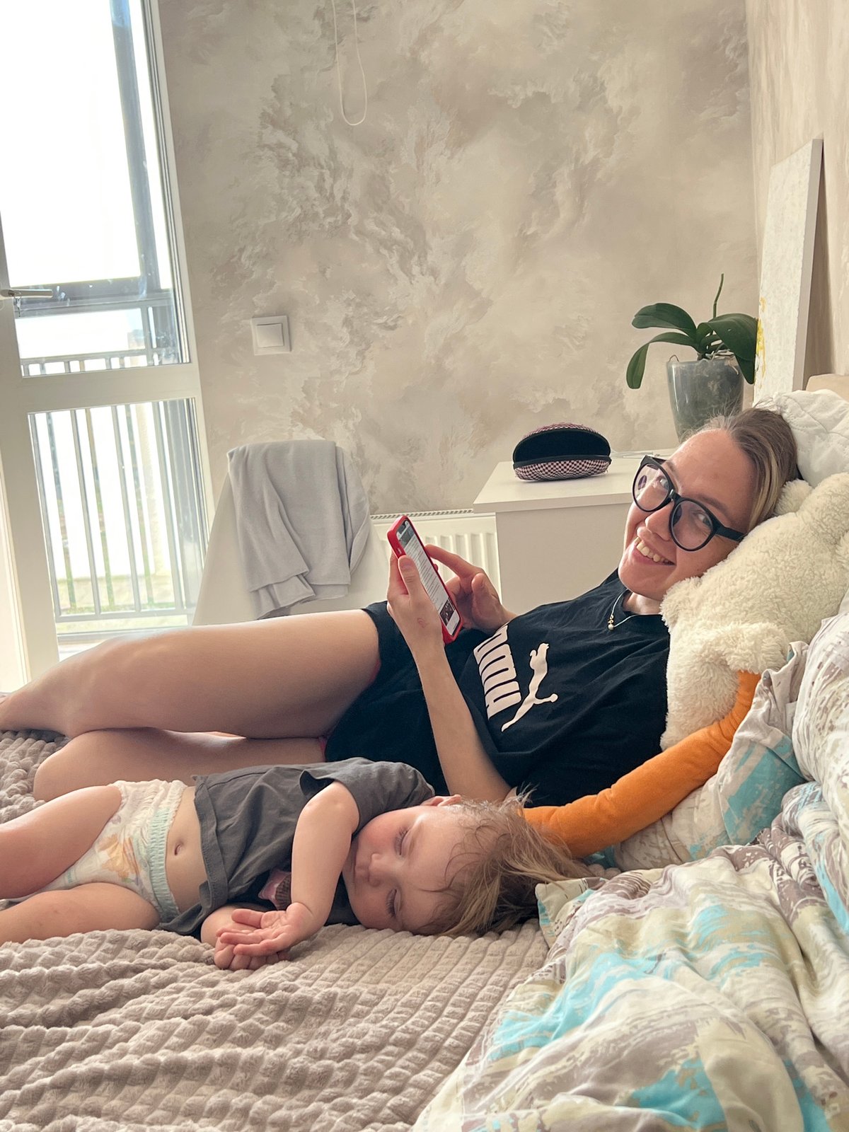 Mother and child photographed during morning moments in Russia