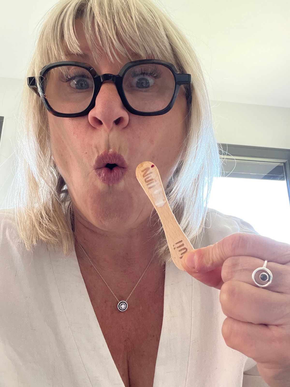 Woman documents morning routine through selfies in Chambœuf