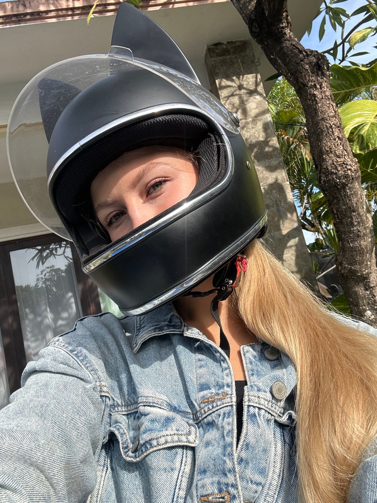 Helmeted woman spotted outdoors in Kuta Selatan, Indonesia