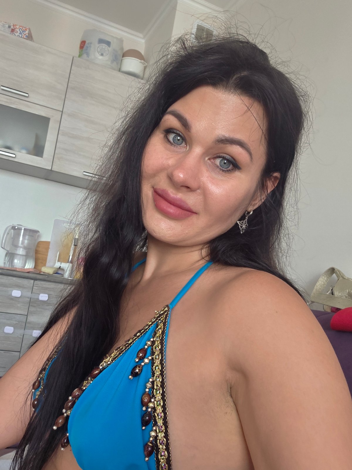 Woman's early morning selfie session documented in Sochi