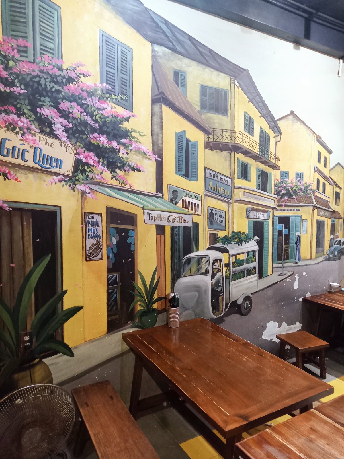 Evening documentation of Nha Trang street scenes and murals