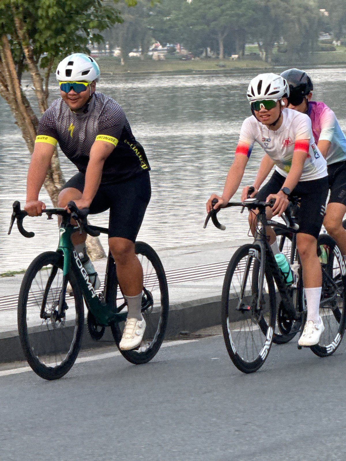 Evening activity along Đà Lạt's Xuân Hương Lake promenade