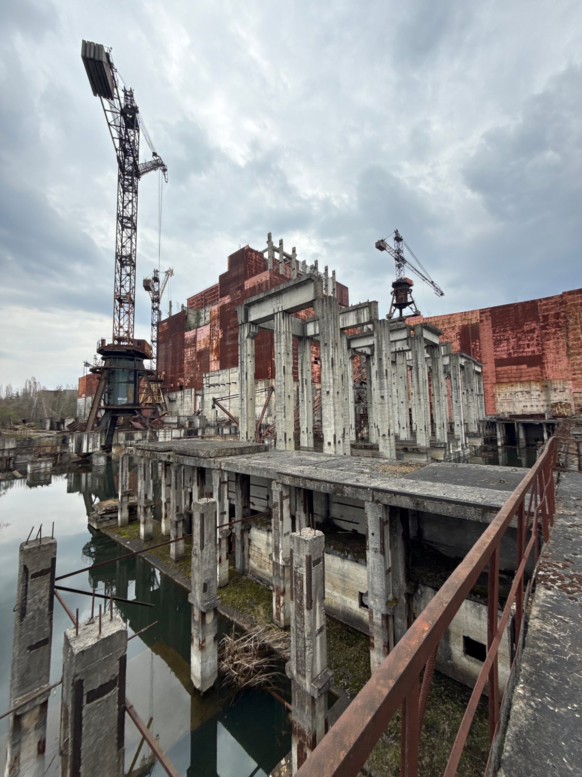 Visitor documents decaying Chernobyl nuclear complex in Pryp'yat'