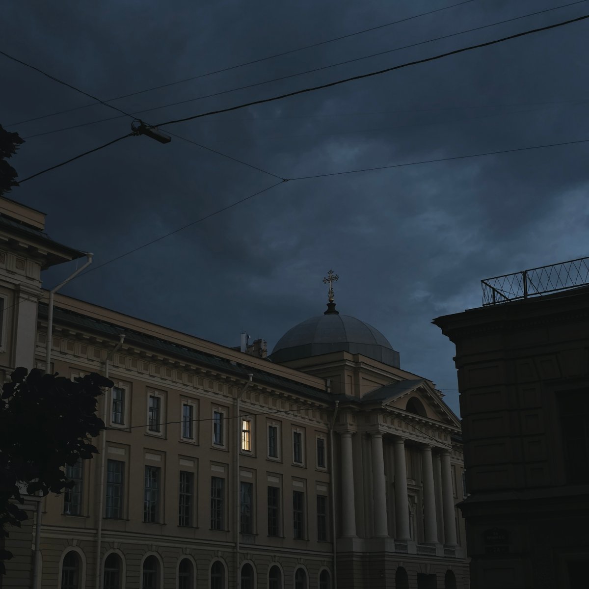 Saint Petersburg twilight architecture captured in seven photographs