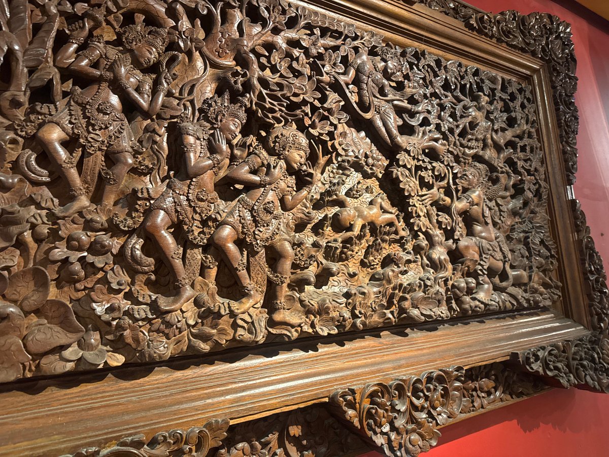 Kuta afternoon: gym workouts alongside traditional Balinese art and sculpture