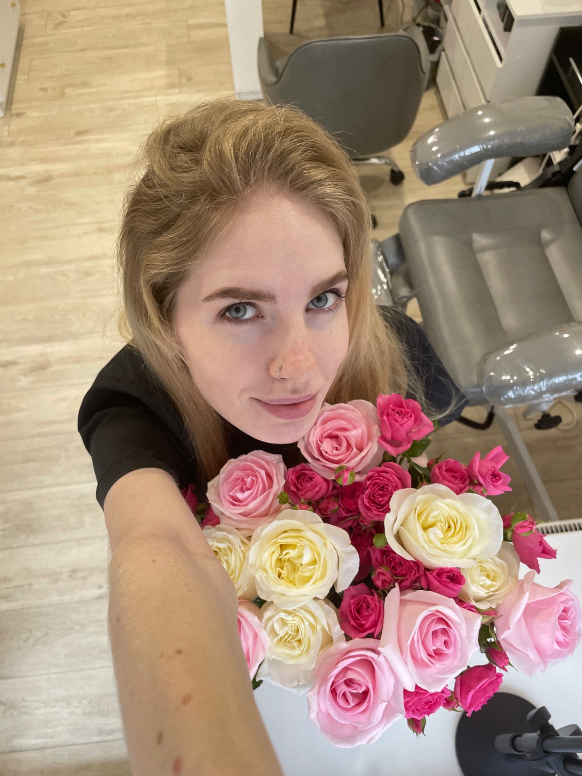 Woman poses with rose bouquet in Izhevsk selfie moment