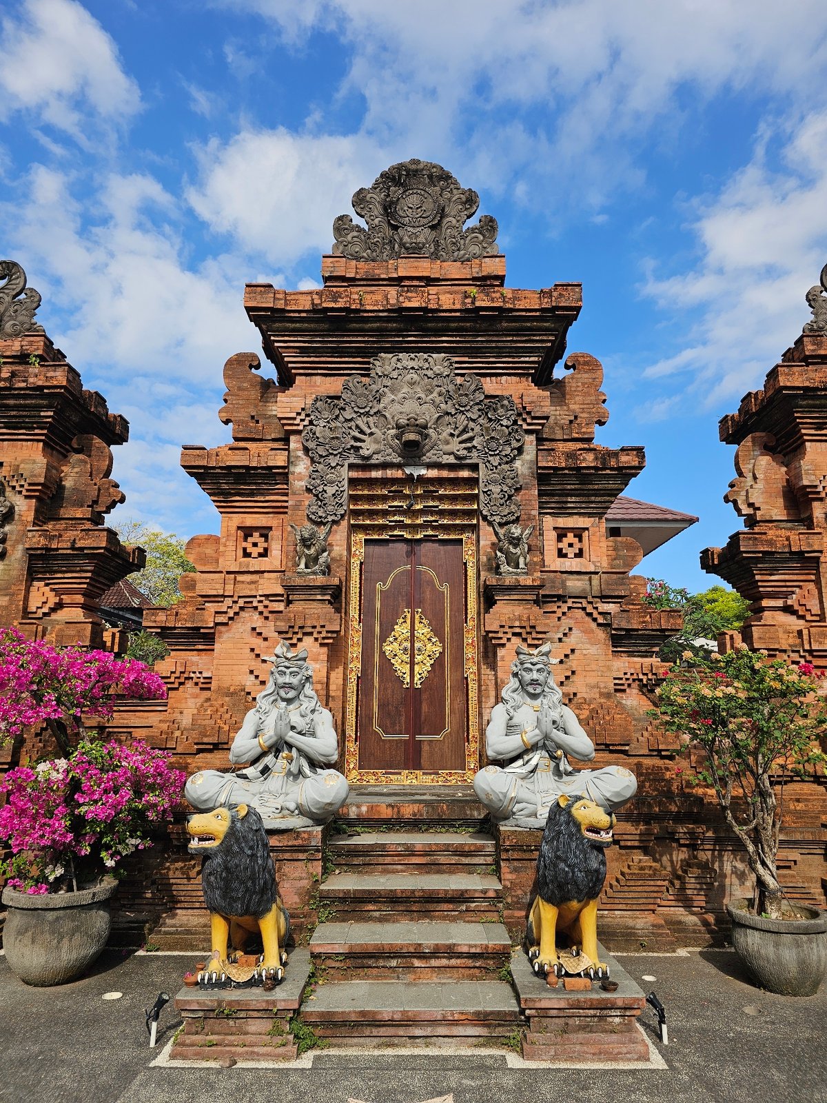 Balinese Temple Complex Documented in Hour-Long Denpasar Visit