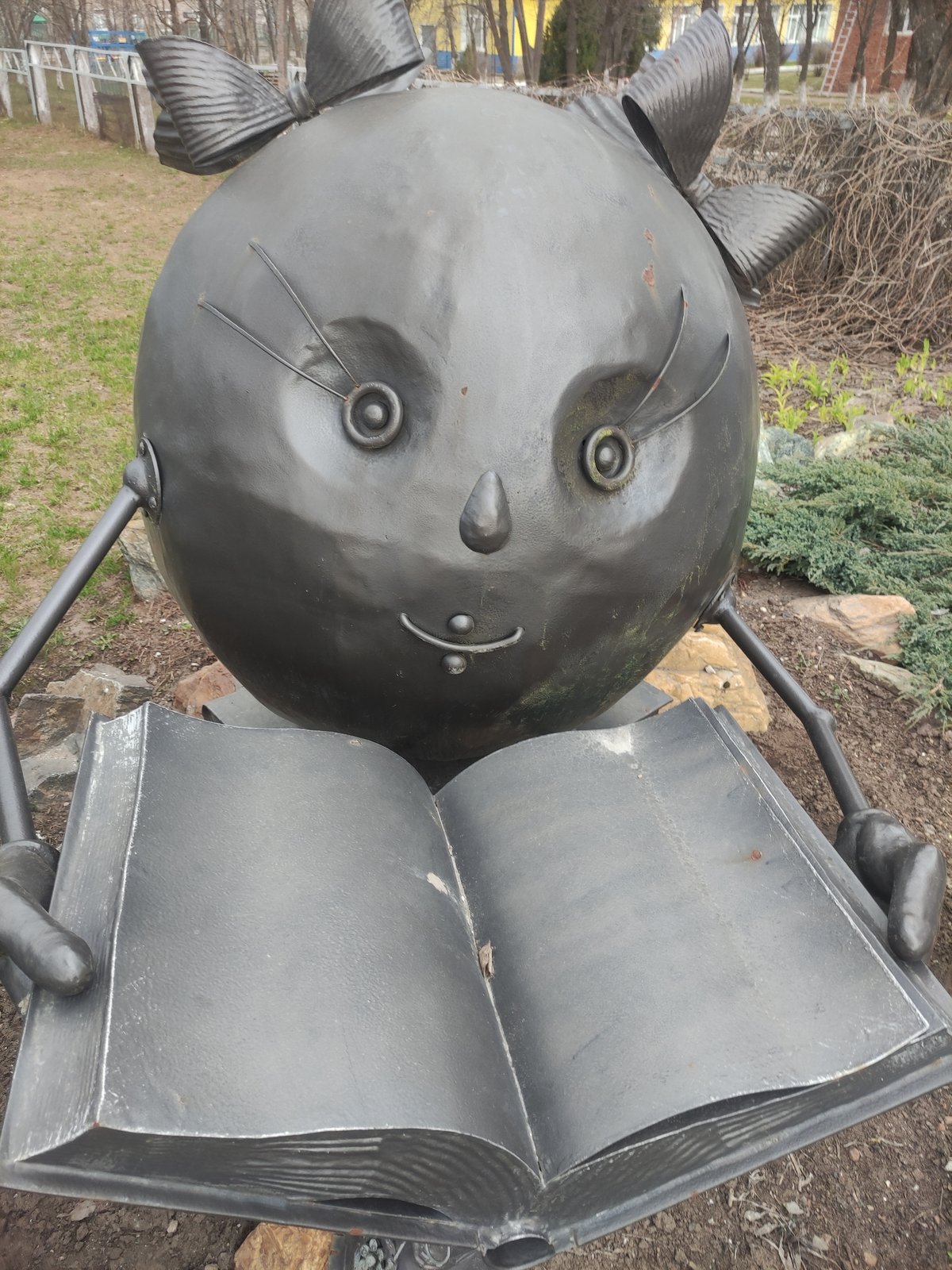 Urban Life Snapshots: Art, Animals, Infrastructure Documented Downtown