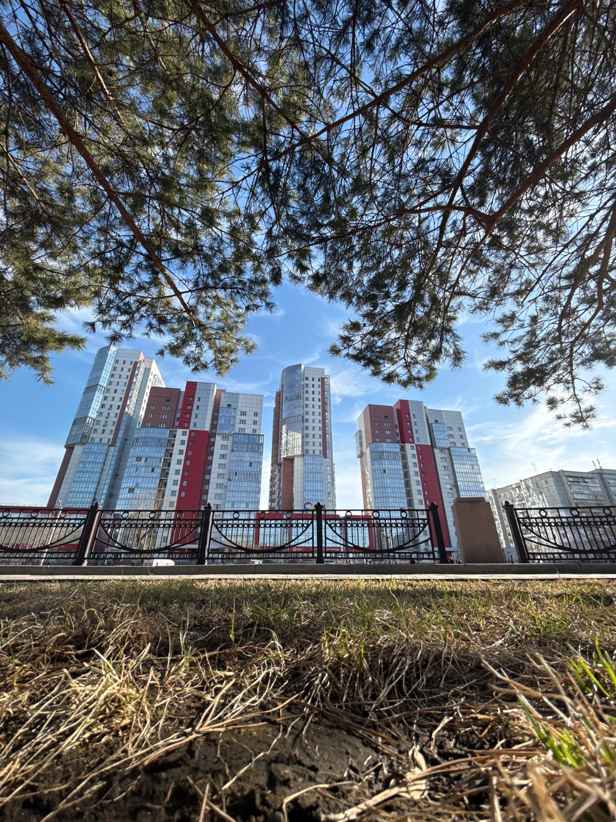 Morning scenes of buildings and skies documented in Krasnoyarsk