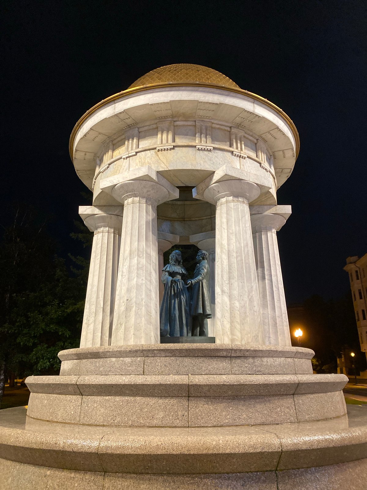Night stroll past Moscow landmarks and the TASS journalist sculpture