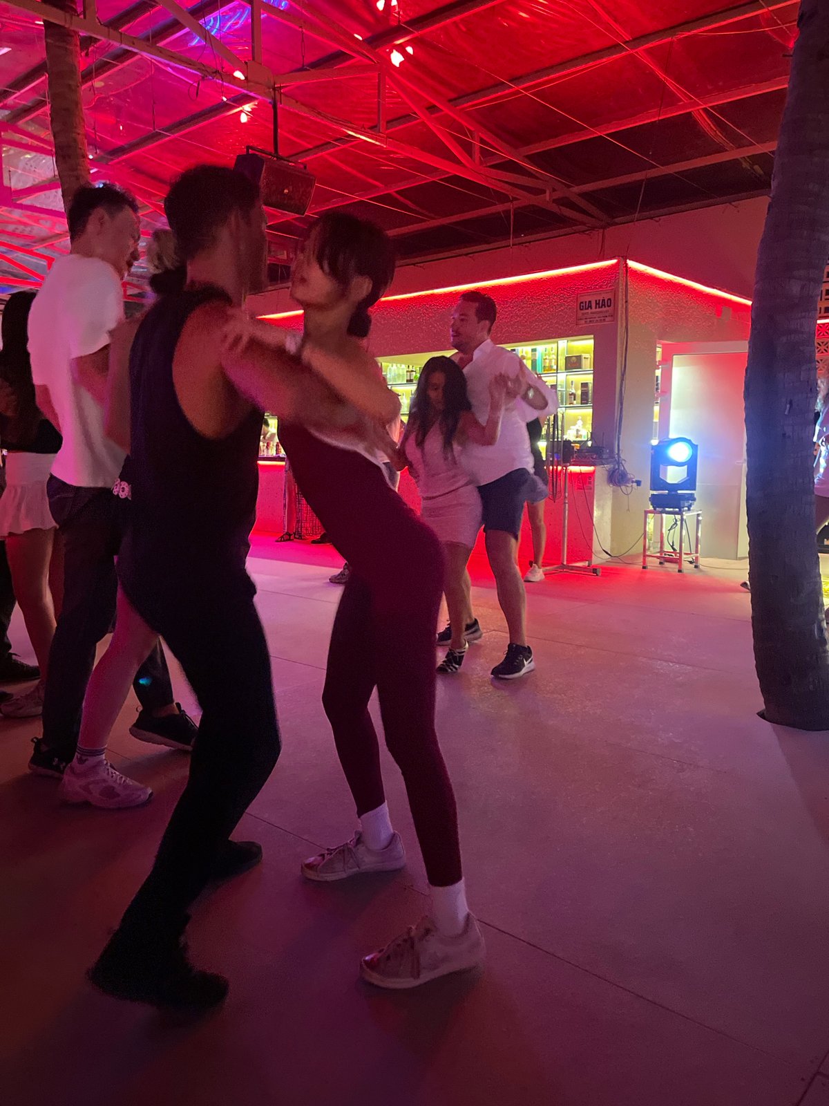 Neon-lit dancefloor night out in Đà Nẵng