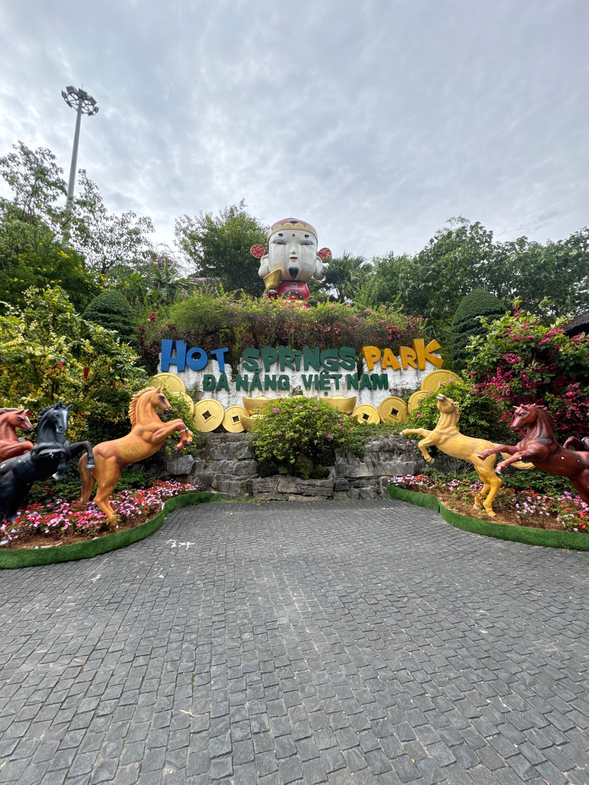 Hot Springs Park Đà Nẵng entrance and horse statues documented