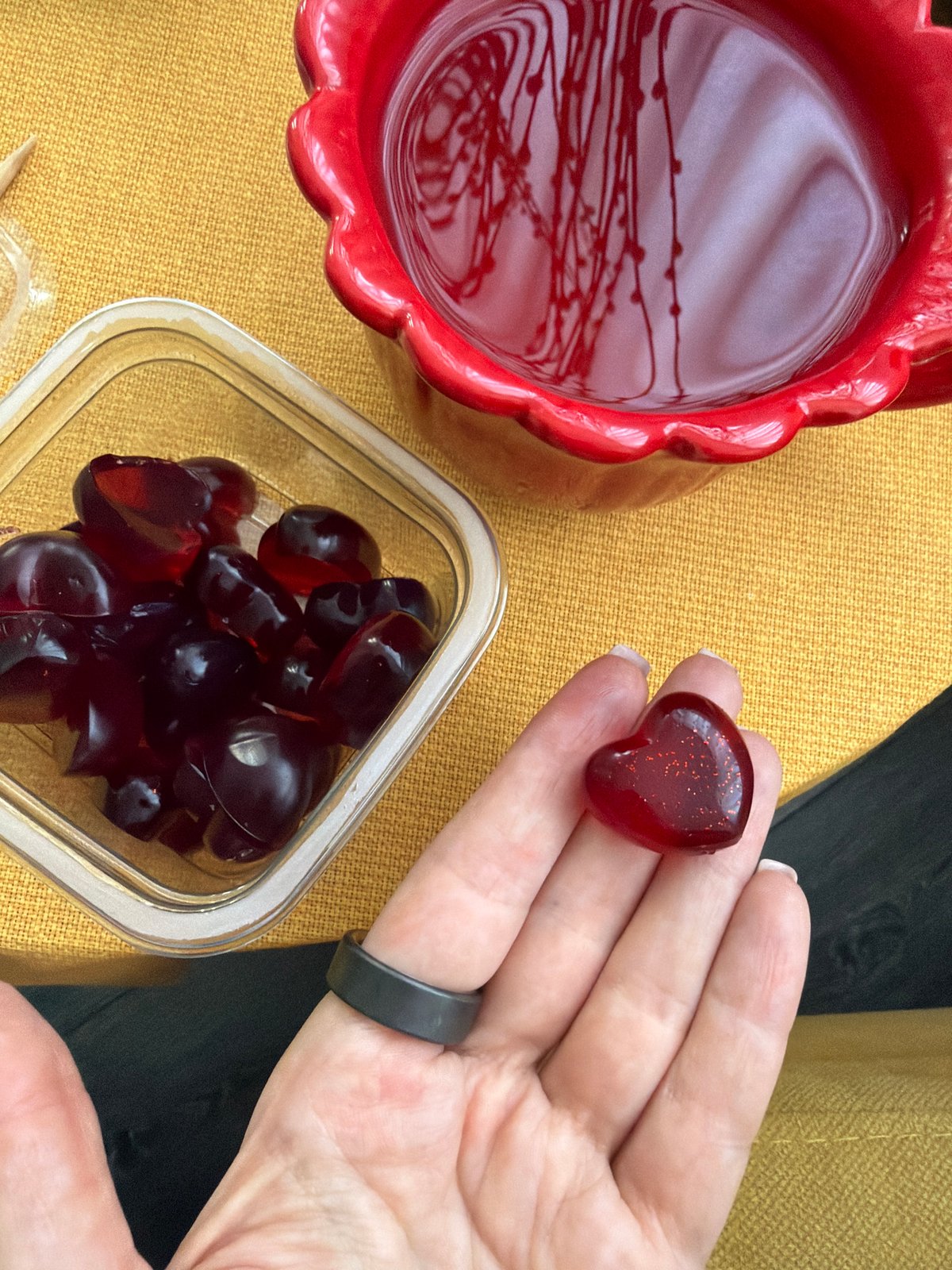 Moscow residents share candies and holiday cards