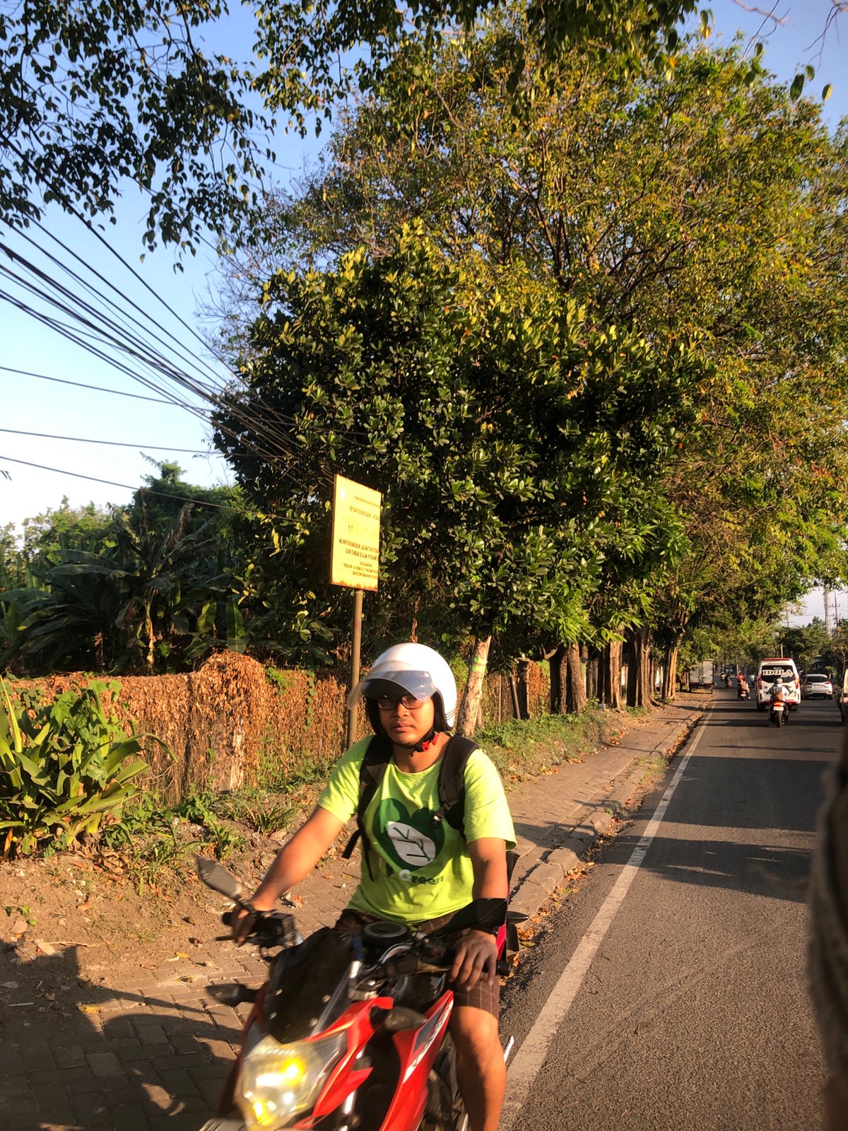 Kludan street traffic with vendors and controllers on a clear morning