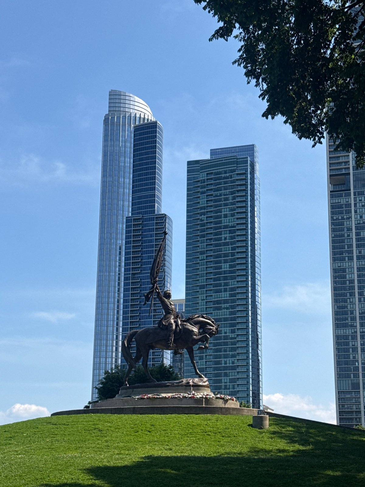 Evening stroll activity documented around Grant Park, Chicago