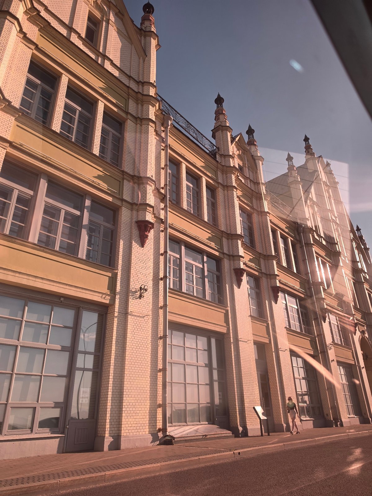 Golden-hour street scenes along a Nizhny Novgorod block