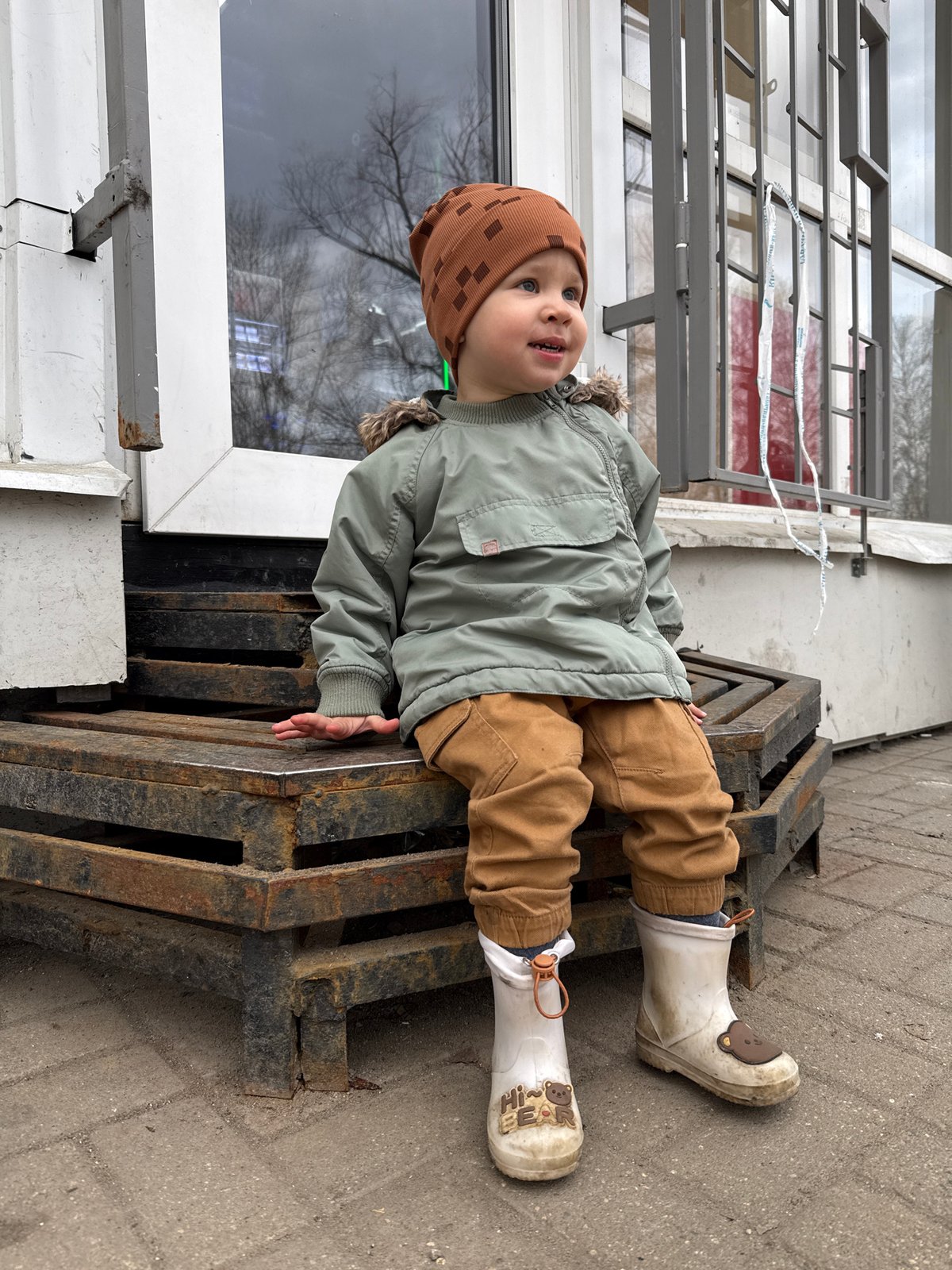 Toddler found lying on metal pallet in Rusanovo