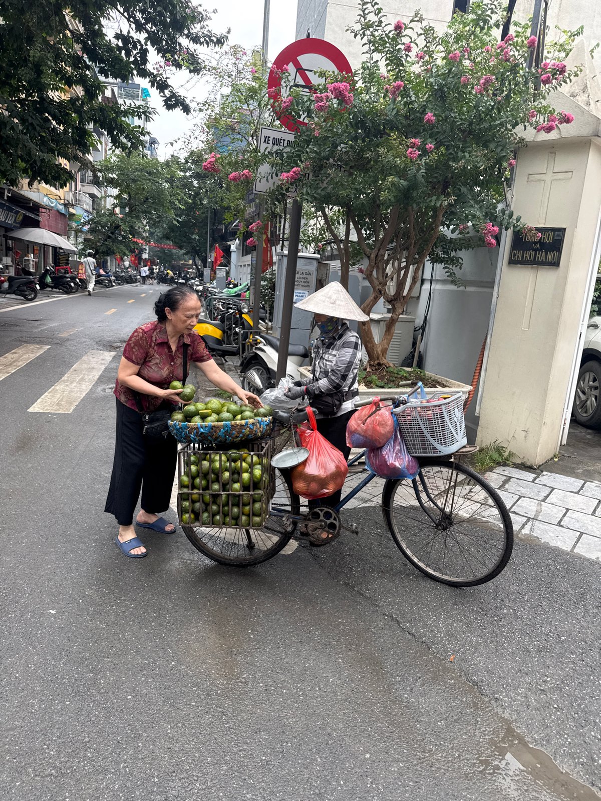 Early morning street life documented across Hà Nội