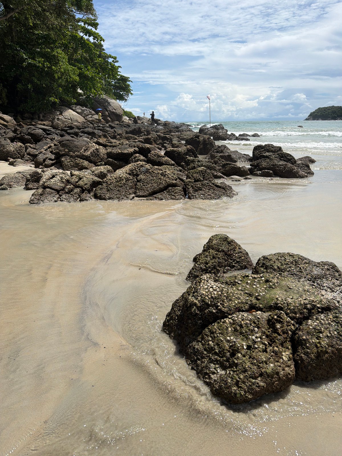 Casual morning on Karon Beach, surfing and shoreline scenes