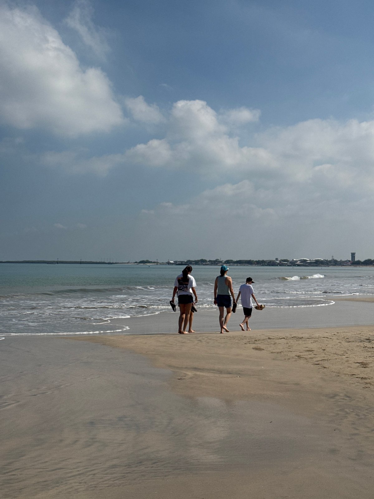 Sunny beach day draws visitors to Kuta Selatan shores