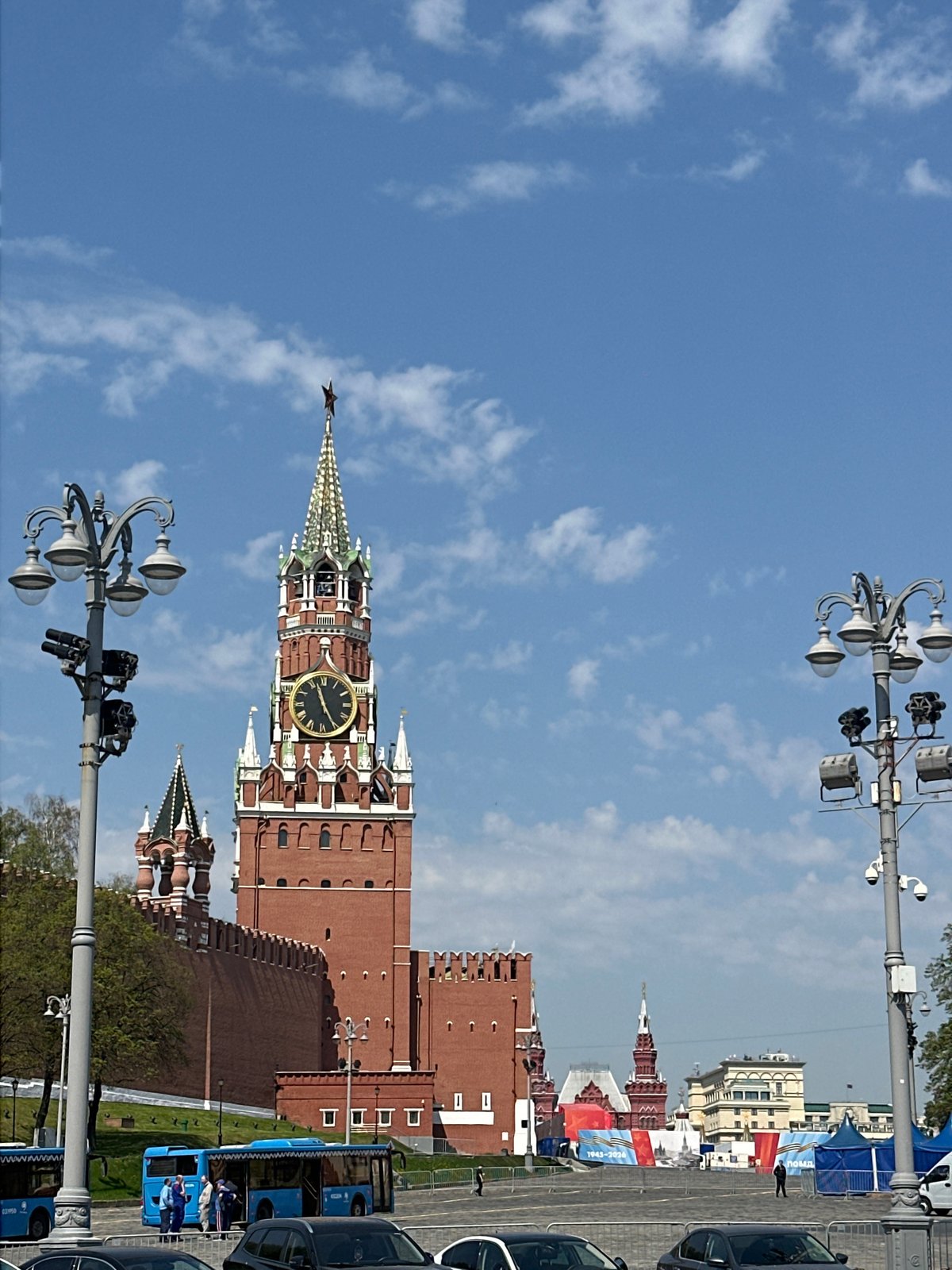 Morning pedestrians, electric buses observed near Moscow's Red Square