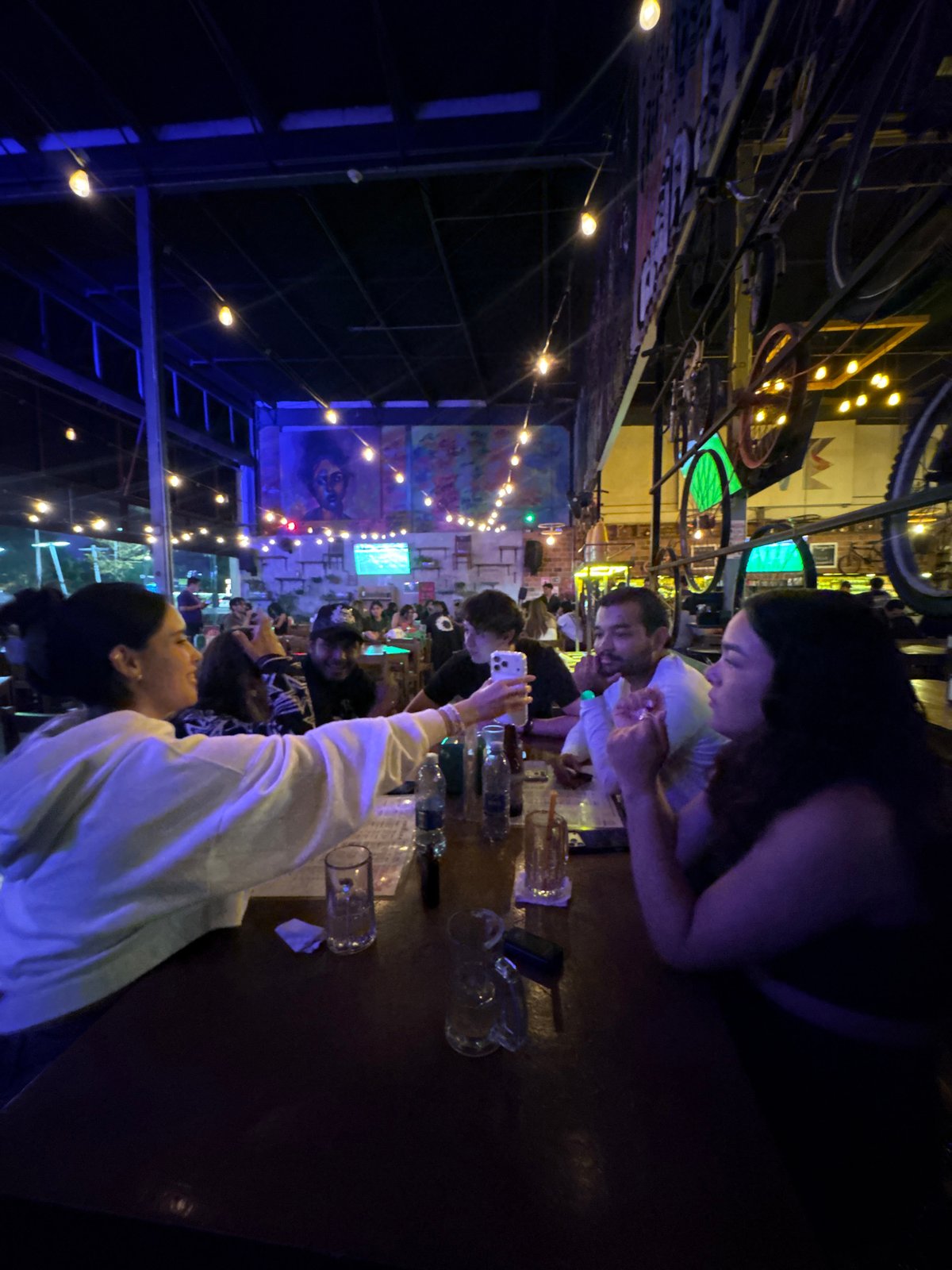 Nighttime dining scene documented at bicycle-themed restaurant in Puebla