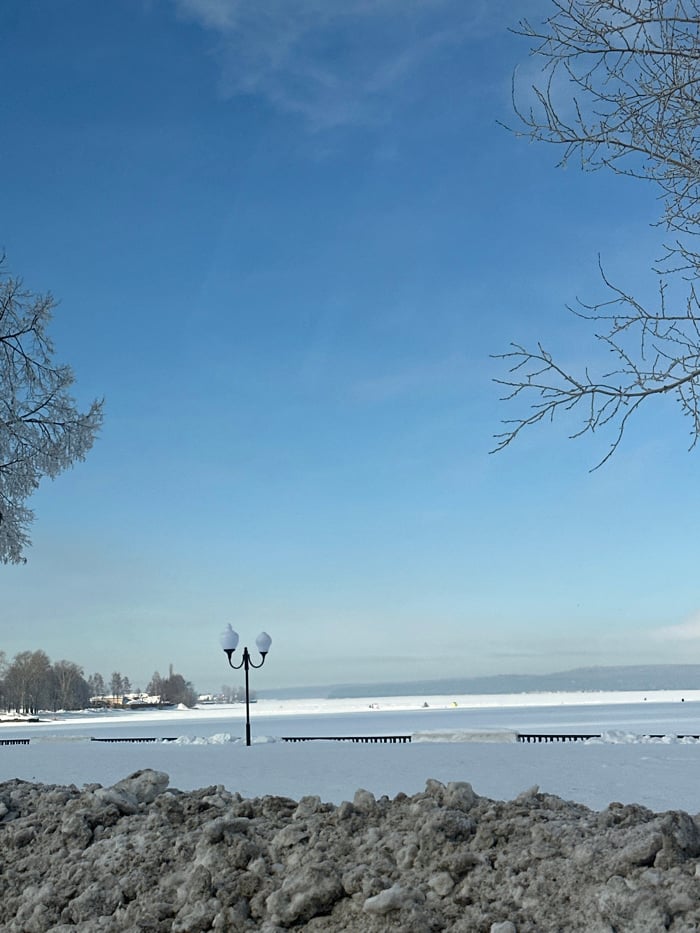 Winter morning portraits and pond scene documented in Votkinsk