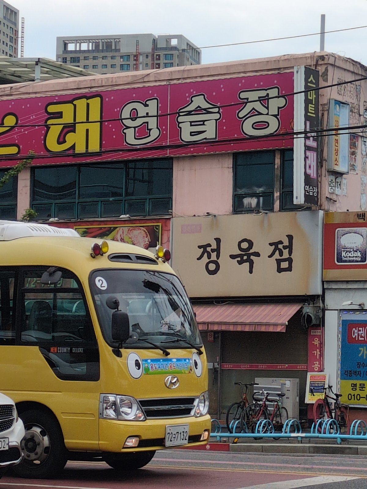 Morning walk through Daejeon captures everyday urban life scenes