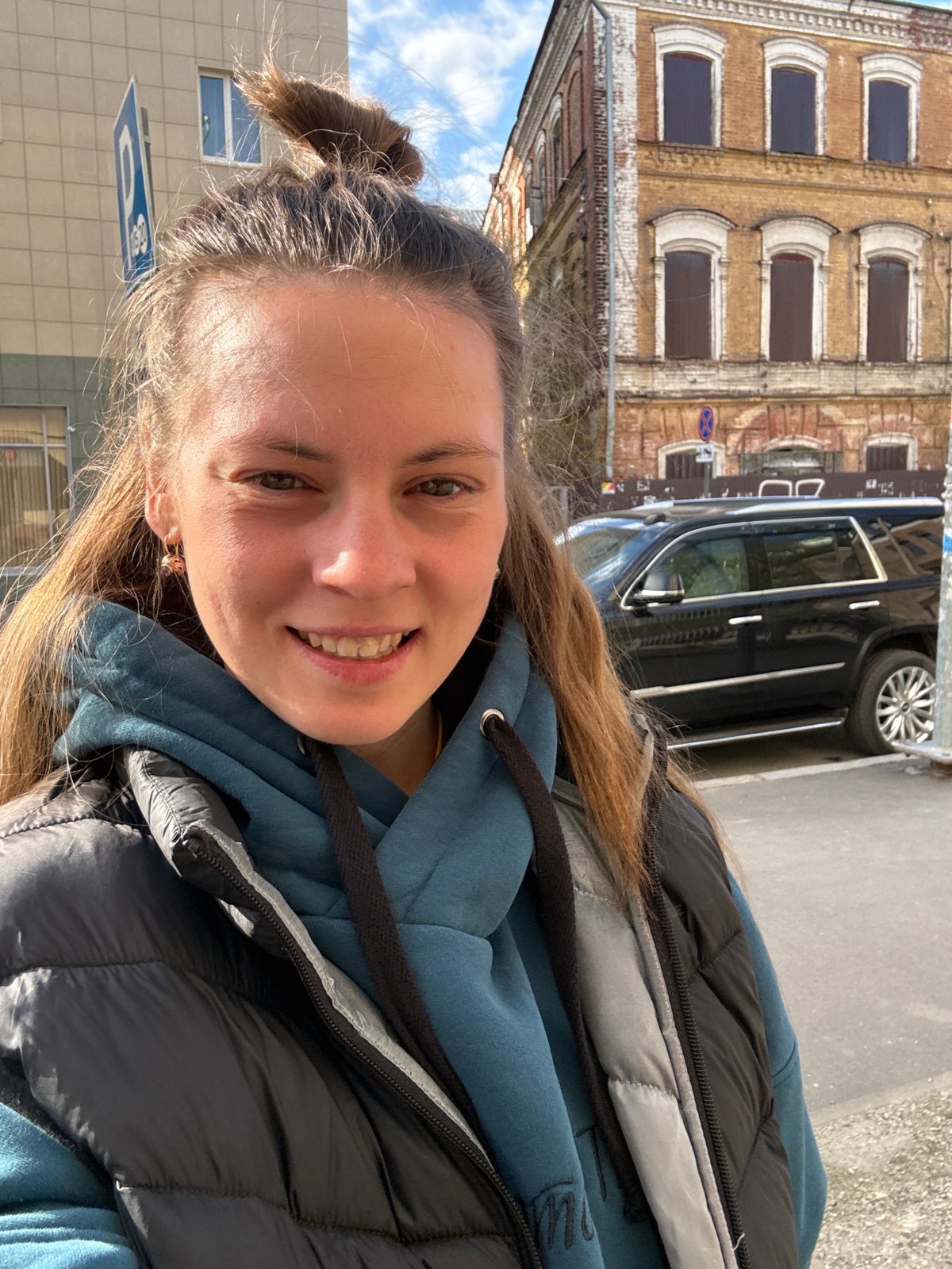 Woman photographed at multiple Kazan locations within 30 minutes