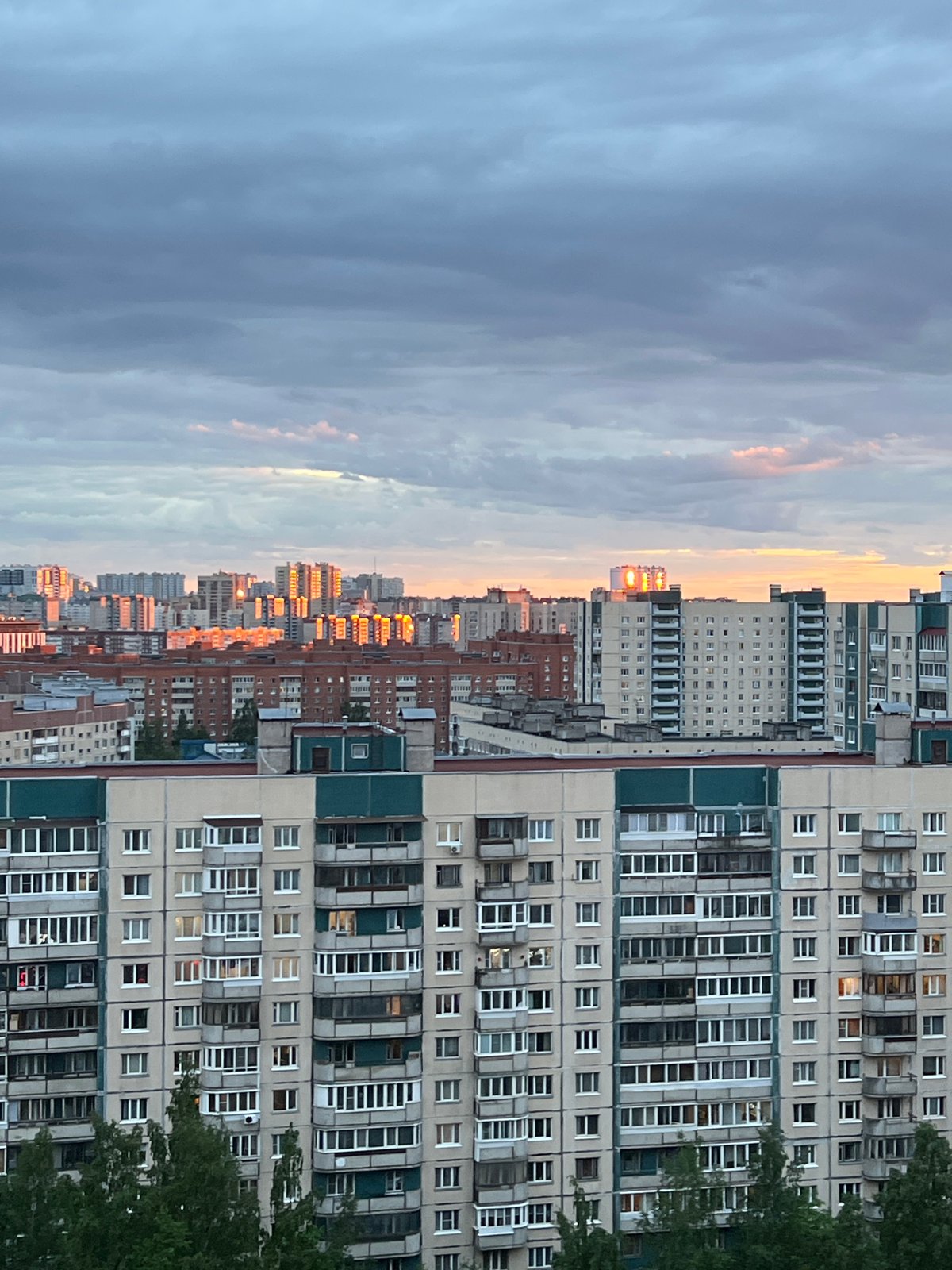 Everyday urban scenes captured across Saint Petersburg neighborhoods