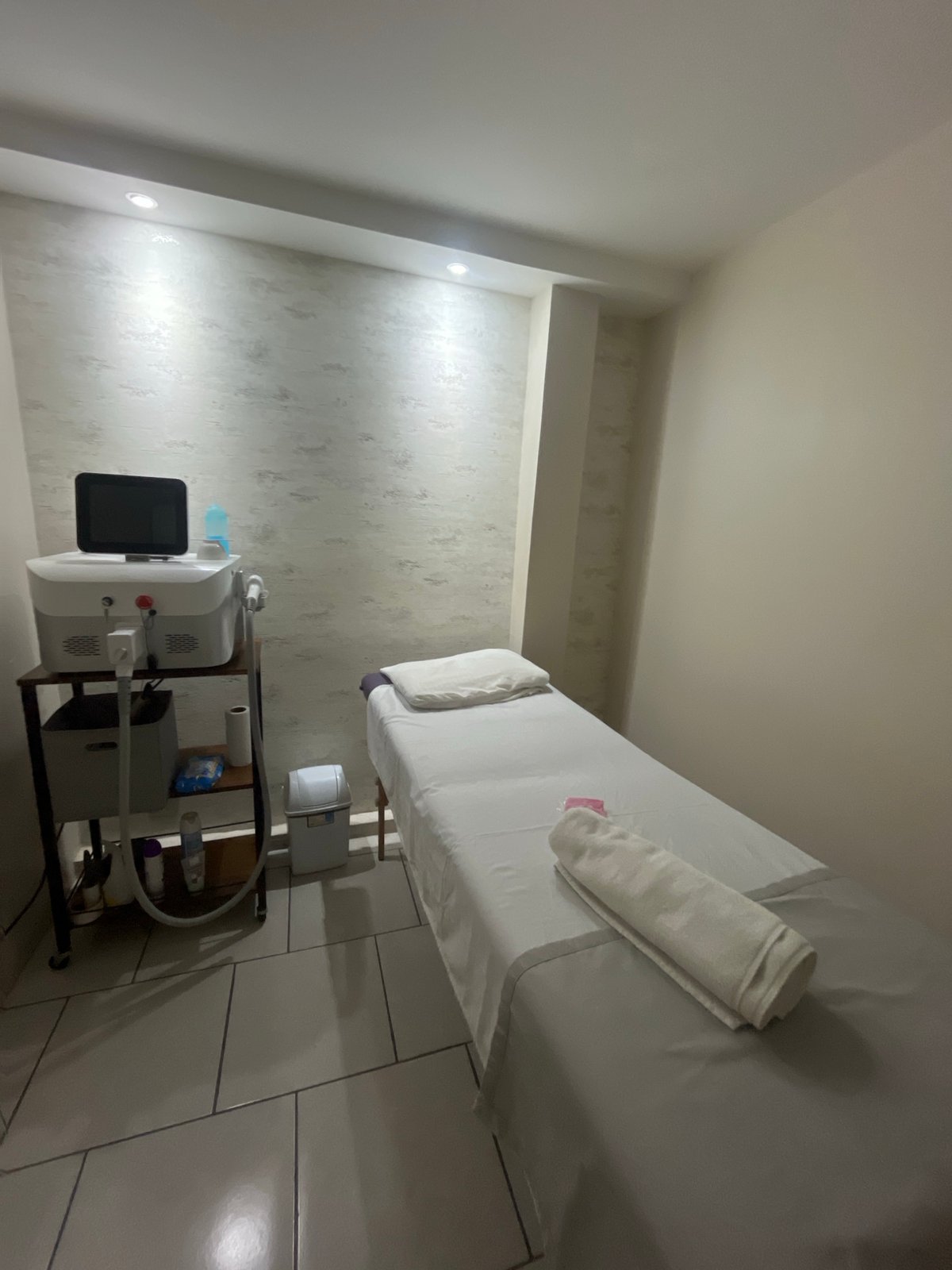 Examination room documented at Mexican spa or aesthetic clinic