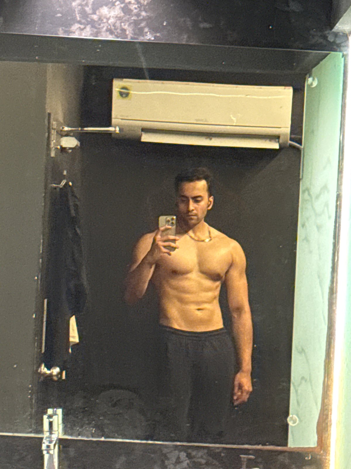Early morning gym sessions documented in Kolkata fitness center