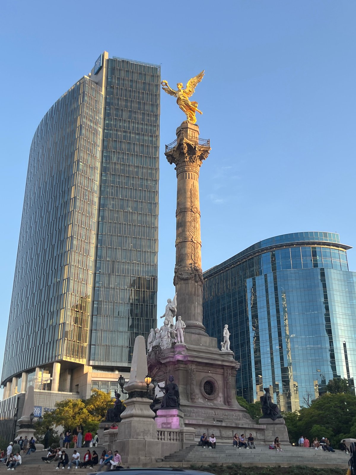 Late-night Mexico City scenes captured around Angel of Independence