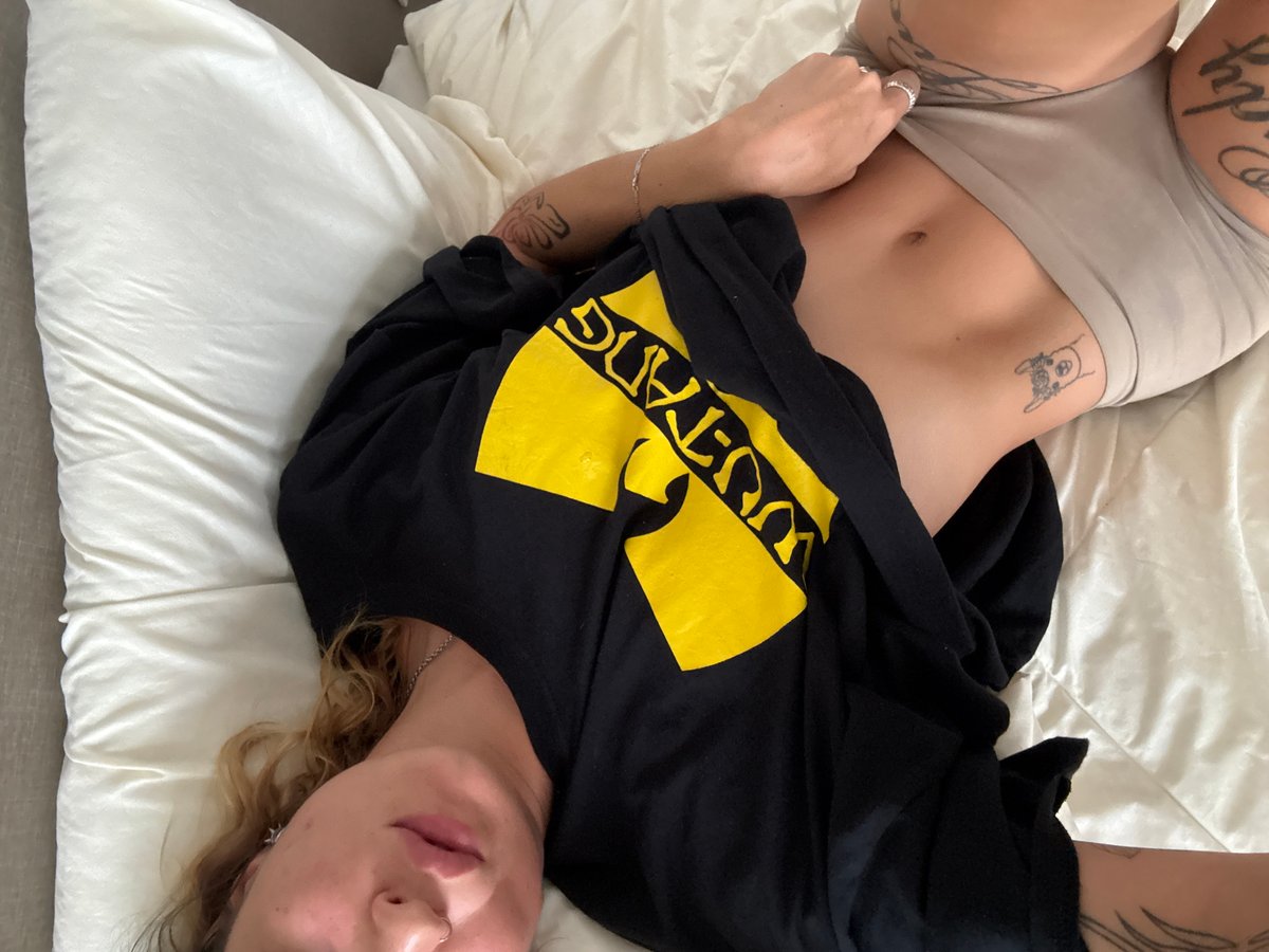 Lazy morning in Bangkok with a Wu-Tang tee and Russian proverbs
