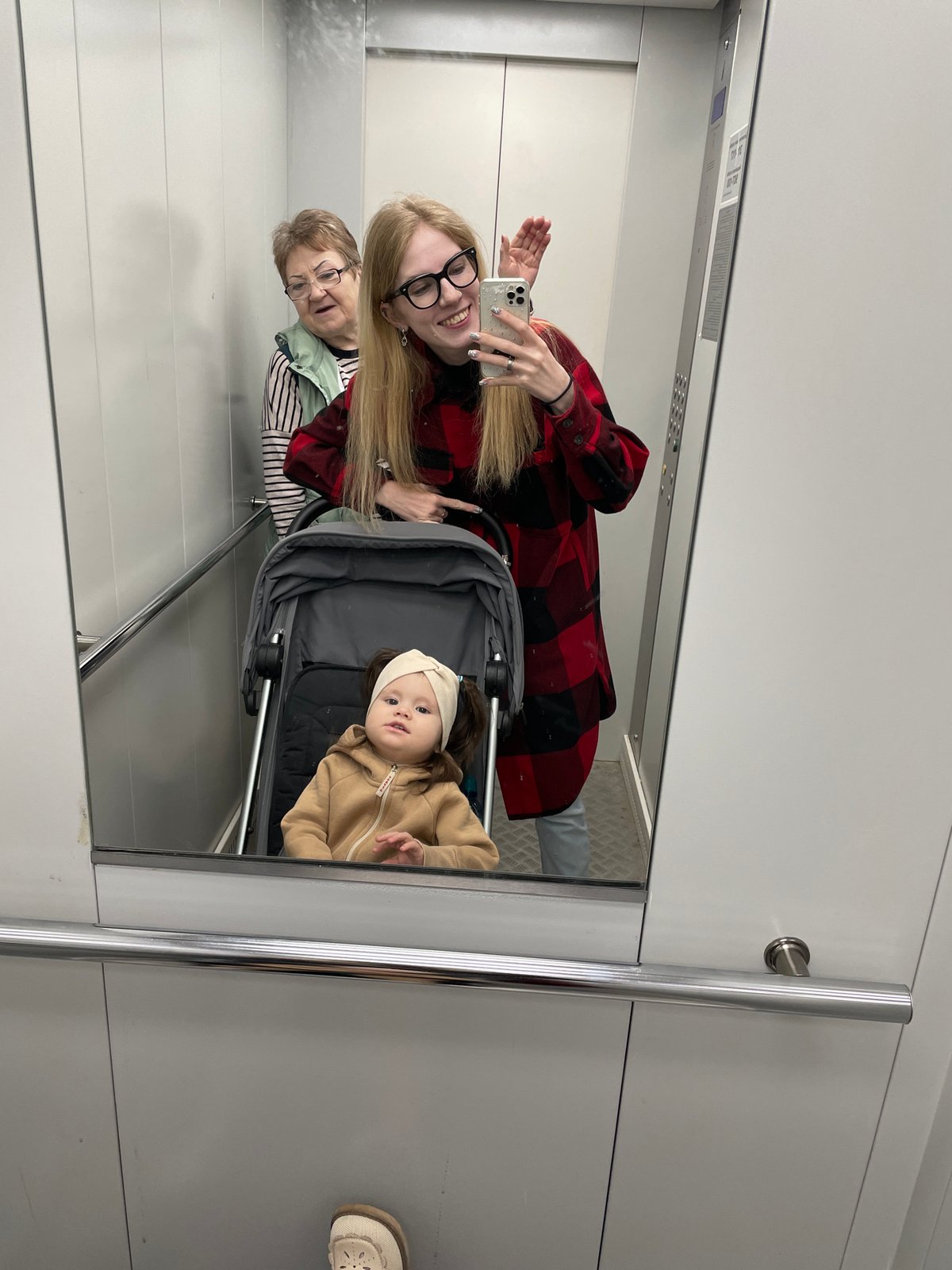 Family moments captured in Izhevsk mirror selfies and portraits