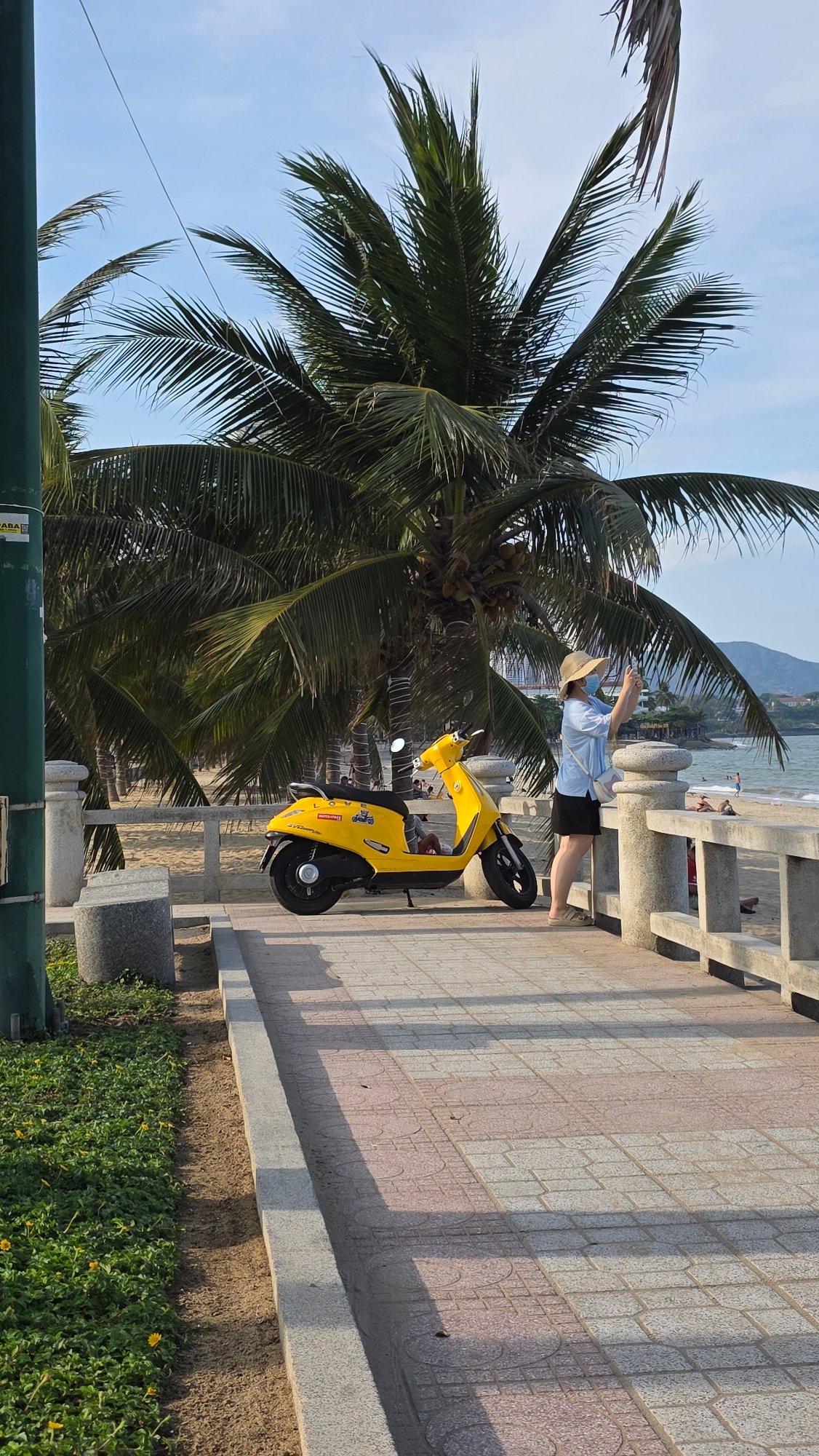 Morning beach life documented along Nha Trang waterfront promenade